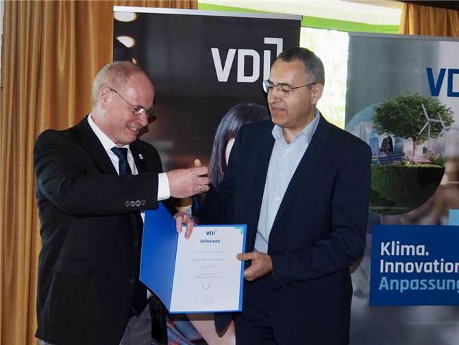 Dipl.-Ing. Mustafa Erbenzer (re.) erhielt seine Urkunde durch den Vorsitzenden Dipl.-Ing. Werner Schumacher. Foto: VDI – Marianne Lotz