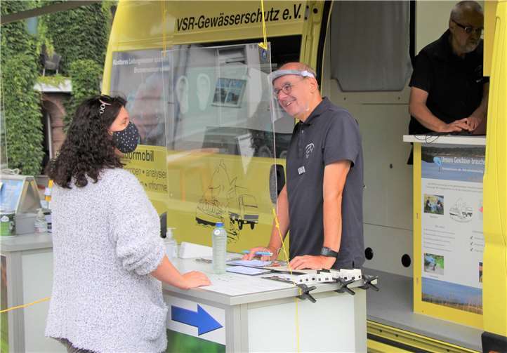 Dipl. Ing. Peter Brücker (ehrenamtlicher Mitarbeiter im Bundesfreiwilligendienst) nimmt eine Wasserprobe einer interessierten Brunnenbesitzerin entgegen. Fotos: Marc Gater