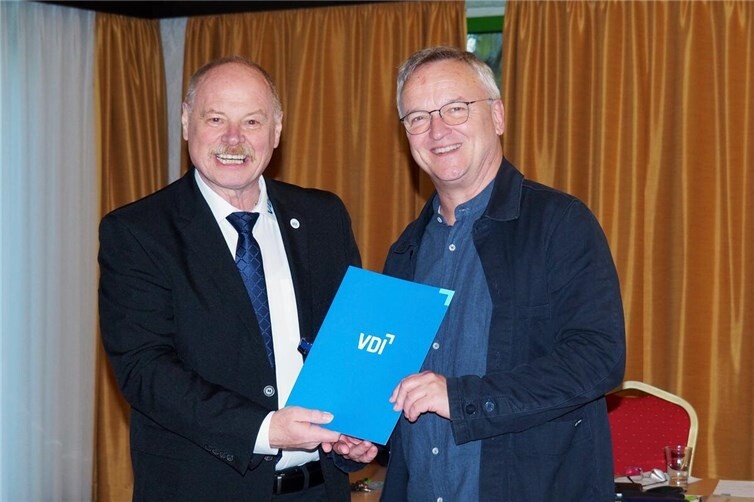 Dipl.-Ing. Siegmar Huntke (rechts) aus Mertloch wurde geehrt.