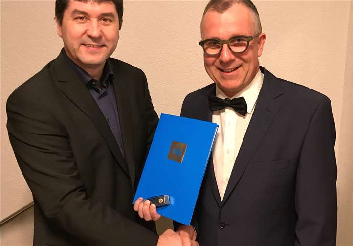 Dipl.-Ing. Uwe Lautenbach aus Vallendar (rechts) erhielt die Urkunde und das Ehrenabzeichen für seine 25-jährige Mitgliedschaft im VDI.privat.