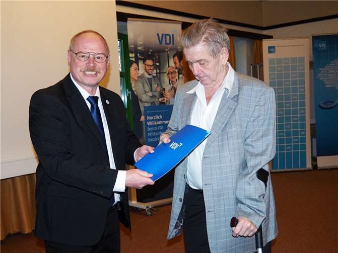 Dipl.-Ing. Werner Schumacher gratulierte Paul Buchner und überreichte ihm die Urkunde und das Ehrenabzeichen.  Foto: VDI – Marianne Lotz