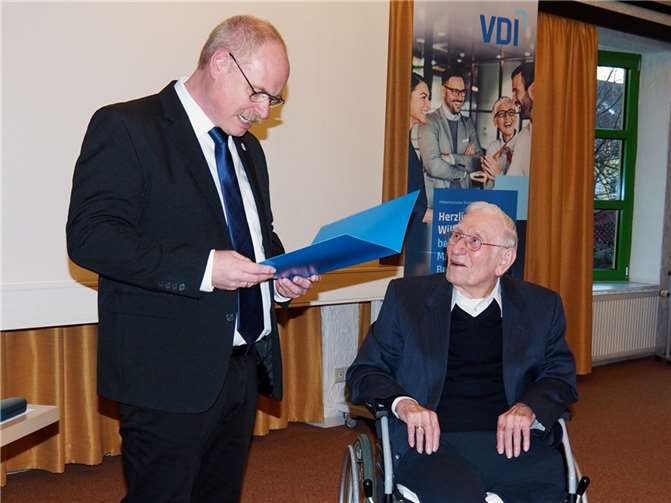 Dipl.-Ing. Werner Schumacher gratulierte ihm und überreichte ihm die Urkunde und das Ehrenabzeichen.  Foto: VDI – Marianne Lotz