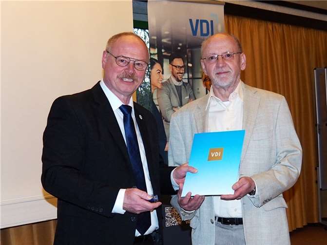 Dipl.-Ing. Werner Schumacher (l.) gratulierte Dipl.-Ing. Ernst-Peter Busley und überreichte ihm die Urkunde und das Ehrenabzeichen.  Foto: VDI – Marianne Lotz
