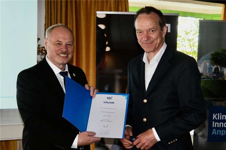 Dipl.-Ing. Werner Schumacher (l.) überreichte Dipl.-Ing. Dirk Missbach (r.) eine Urkunde und das Ehrenabzeichen für 40-jährige Mitgliedschaft im VDI. Foto: privat
