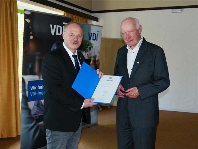 Dipl.-Ing. Werner Schumacher (li.) Dipl.-Ing. Siegfried F. Blüml eine Urkunde. Foto: VDI – Marianne Lotz