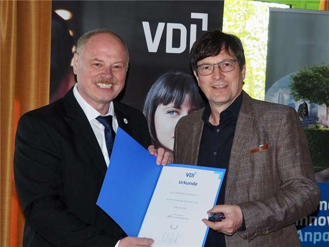 Stefan Musche ausgezeichnet Dipl.-Ing. Werner Schumacher (links) eehrte Dipl.-Ing. Stefan Musche (rechts) aus Neuwied für 40-jährige Mitgliedschaft im VDI Verein Deutscher Ingenieure e.V.Foto: VDI – Marianne Lotz