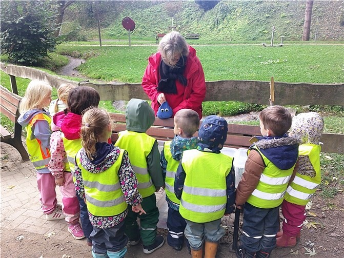 Dipl.-Ing. agr. Umweltsicherung Susanne Hildebrand richtete mit den Kindern ein Aquarium ein.