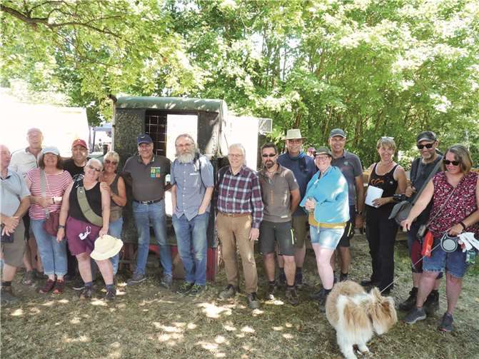 Dipl.-Mineraloge Dr. Volker Reppke (mitte) führte die Besucher über die Museumslay.