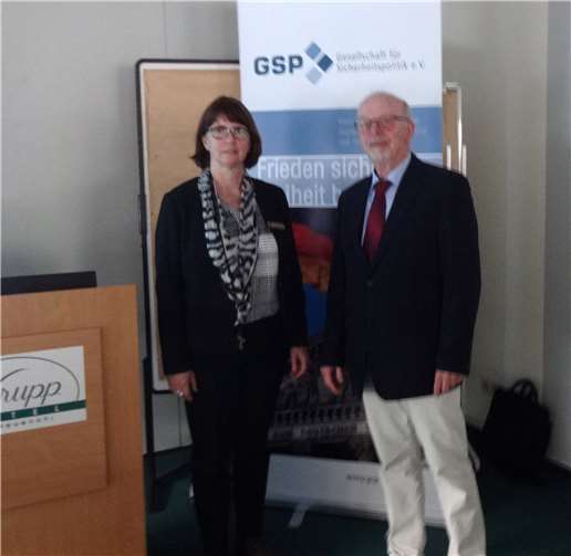 Dipl.-Päd. Angela Clemens-Mitschke und Oberst a.D. Otto Fior (stv. Sektionsleiter). Klaus Kretzschmar