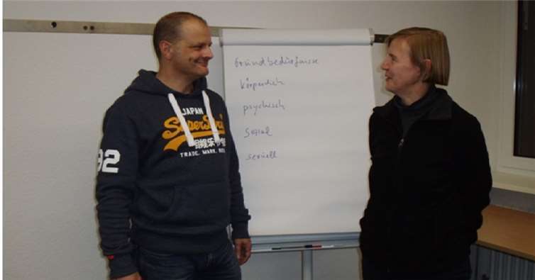 Dipl.-Päd. Annette Pook (r.) , die Leiterin der TAE und Dipl.-SozPäd. Harry Hilger,derCo-TrainerdesGruppentrainingsVerein Bewährungshilfe Koblenz