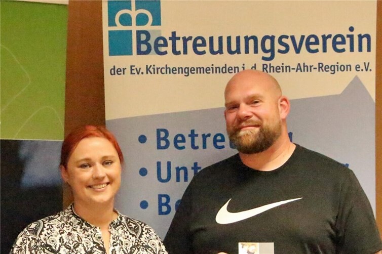 Dipl. Pädagogin Anna Jakobs und Pädagoge B.A. Martin See vom Betreuungsverein der ev. Kirchengemeinden leiten die Veranstaltung.