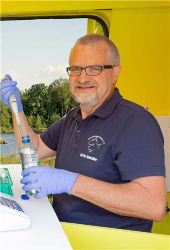 Dipl.-Phys. Harald Gülzow analysiert eine Wasserprobe im Labormobil vom VSR-Gewässerschutz