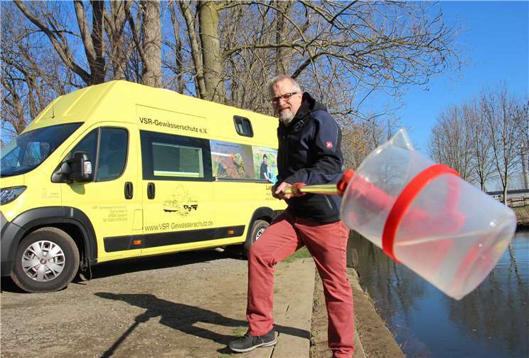 Dipl.-Phys. Harald Gülzow untersucht das Wasser der Swist.Foto: Marc Gater / VSR-Gewässerschutz