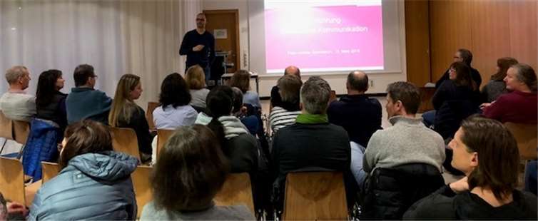 Dipl.-Psychologe Frank Lafleur informiert Eltern über Möglichkeiten der gewaltfreien Kommunikation. Privat