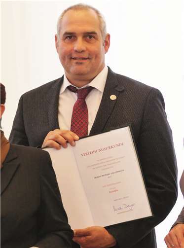 Diplom-Agraringenieur Michael Ullenbruch mit seiner Urkunde