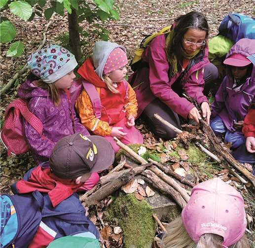 Diplom-Biologin Silvia Johna bringt Kindern die Wunder der Natur näher.