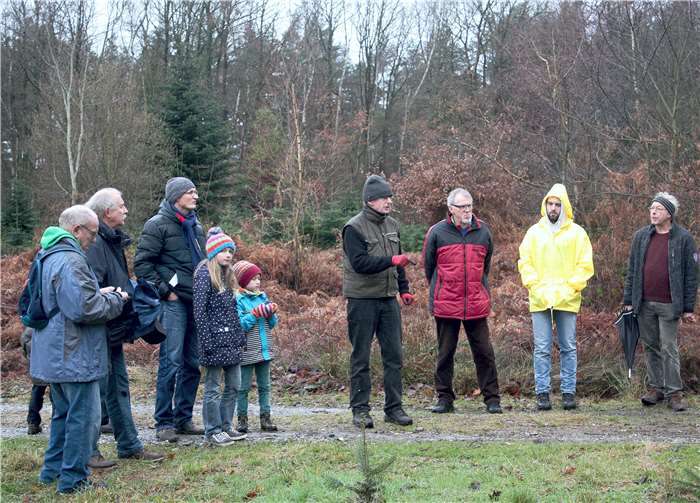 Diplom-Forstwirt Franz-Josef Louen (4.v.re.) berichtete den Wandernden von einem trockenen Jahr 2018. Foto: Volker Thehos