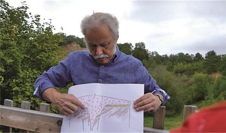 Diplom Geologe Dr. Stefan Thomas erklärt der Gruppe die geologischen Zusammenhänge.