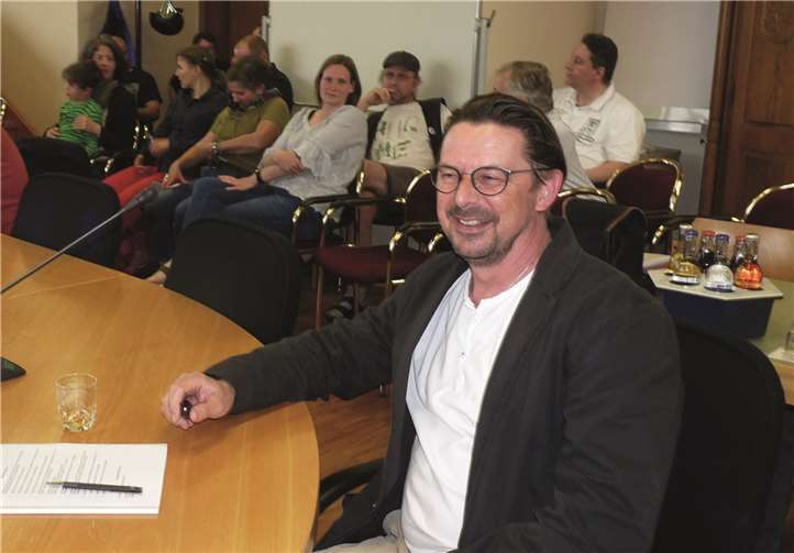 Diplom-Ingenieur Markus Werhan von VERTEC unterbreitete verschiedene Vorschlage für eine Verkehrsberuhigung in der Pellenzstraße. FRE