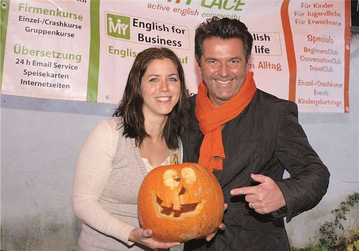 Diplom Pädagogin Natalie lo Cicero von MyPlace in Koblenz-Pfaffendorf übergab die Spendensumme in Höhe von 400 Euro gerne an Sänger Thomas Anders für den Kinderschutzbund. US