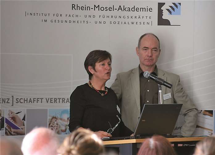Diplom-Sozialarbeiterin Ingrid Klee, Organisatorin der Fachtagung vor Ort, und Andreas Schrappe, Sprecher der Bundesarbeitsgemeinschaft, begrüßten die Gäste. Landeskrankenhaus AöR