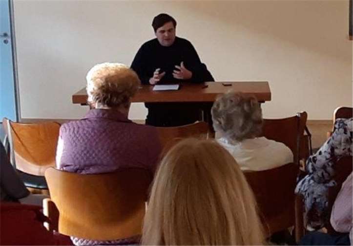 Diplomtheologe Christian Schneider sprach über die unantastbare Würde des Menschen. Foto: Norbert Missong