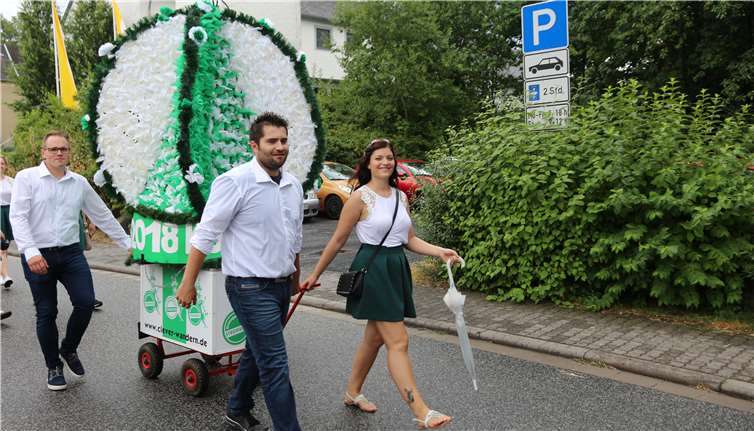Dir Kirmesjugend mit der Papiereierkrone im Umzug. Fotos: GM