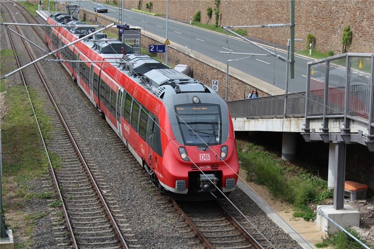 Dir rote RB 30 auf Gleis 2 am Haltepunkt Ahrweiler/Markt
