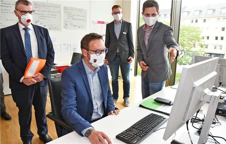 Direkt am Arbeitsplatz bekommt Staatssekretär Dr. Alexander Wilhelm den von der Kreisverwaltung Mayen-Koblenz entwickelten Digitalen Prozess erklärt.Foto: privat