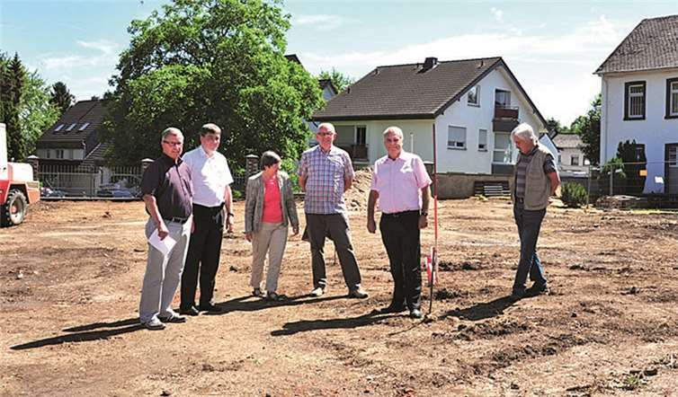Direkt am Ort machte sich der Pfarrverwaltungsrat der Kirchengemeinde St. Peter Westum ein Bild vom Fortschritt der Bauarbeiten. RÜ
