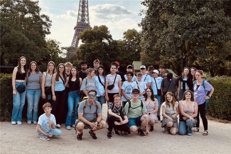 Direkt am ersten Tag besichtigte die Gruppe das Wahrzeichen „Eiffelturm“ und genoss den überragenden Blick über die französische Hauptstadt. Foto: Kurfürst-Balduin-Realschule plus FOS Kaisersesch
