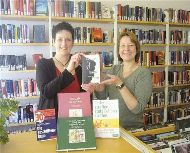 Direkt aus Autorenhand: Den Roman „Der Neunte Kontinent“ und vier weitere Bücher nahm Büchereileiterin Gabriele Heugen-Ecker (r.) in der Stadtbibliothek Adenau von Autorin und Rhetoriktrainerin Katja Kerschgens als Bücherspende entgegen. privat