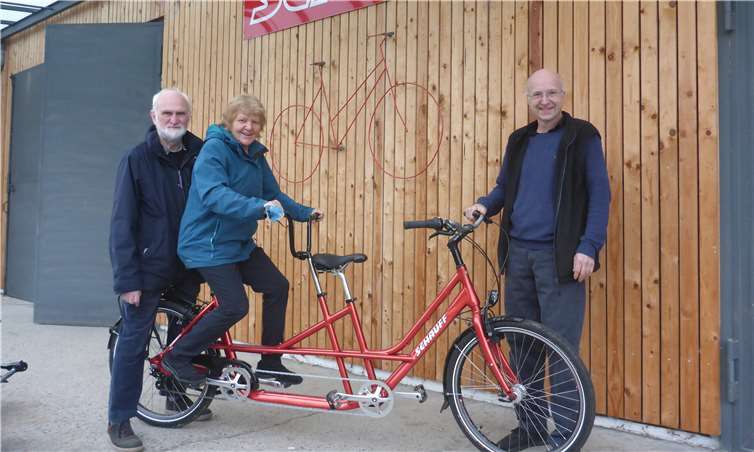 Direkt beim Hersteller in Remagen konnte das neue Tandem abgeholt werden. Foto: privat