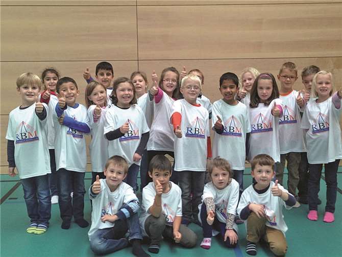 Direkt im Sportunterricht im Einsatz: Die Erstklässler mit ihren neuen Schul-T-Shirts. Privat