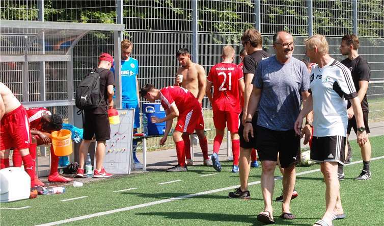 Direkt nach dem Schlusspfiff im Kottenheimer Waldstadion diskutierten Jürgen Kohler, Trainer der U19 von Viktoria Köln und Weltmeister von 1990, und der Sportliche Leiter der SG Eintracht Mendig/Bell, Frank Schmitz (rechts), über die Partie.Fotos: SK