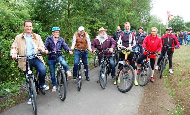 Direkt nach der offiziellen Eröffnung machten sich zahlreiche Politiker auf den 6,4 Kilometer langen Weg nach Bassenheim.