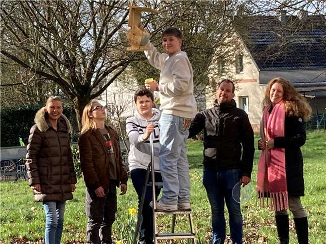 Direkt vor dem Fenster des Sekretariates wurde das Vogelhaus angebracht.  Foto: Sylvia Langen