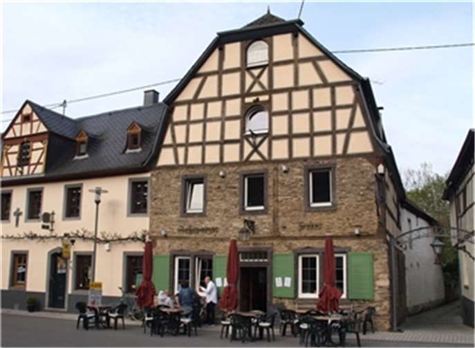 Direkt vor den Türen des Wirtshauses „Schwarzer Peter“ in Kobern-Gondorf auf dem Marktplatz steigt auch dieses Jahr wieder das riesige Vatertagsfest.