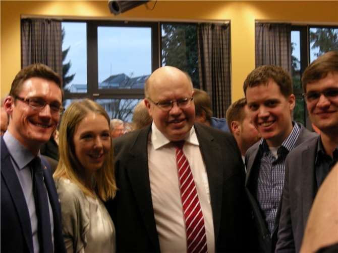 Direkt weiter nach Koblenz zum nächsten Wahlkampftermin konnte Peter Altmaier nicht. Er musste sich noch einige Male zusammen mit Gästen präsentieren.DIM