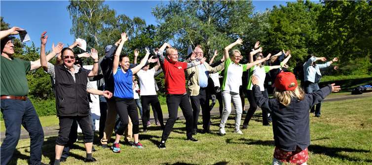 Direkt zu Beginn der Eröffnung von Sport im Park mussten alle mitmachen. Fotos: EICH