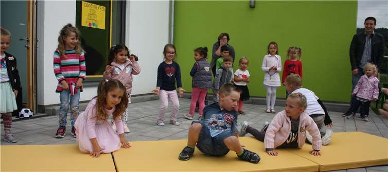 Direkt zu Beginn des Festes zeigten die Kinder den Eltern ihren lang einstudierten Tanz und ernteten dafür riesigen Beifall.privat