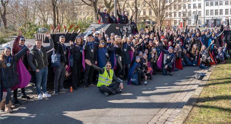 Direkt zur Premiere mit eigenem Wagen und großer Fußtruppe dabei: Die Hochschule Koblenz beim diesjährigen Rosenmontagsumzug. Foto: Hochschule Koblenz