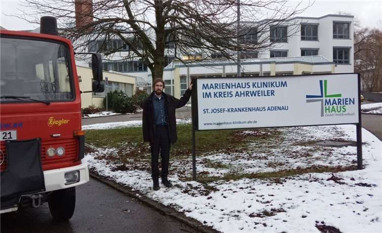 Direktkadidat Jan Müller mit dem Wahlmobil der Freien Wähler vor dem St. Josef Krankenhaus. Foto: privat