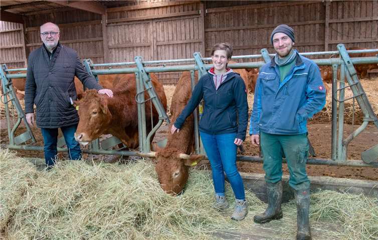 Direktkandidat Dr. Rainer Schneichel (li.) ist schon seit Langem bestandsbetreuender Tierarzt im Betrieb von Hofnachfolgerin Ann-Kristin und ihrem Bruder Johannes Halfmann. Foto: Peter Seydel
