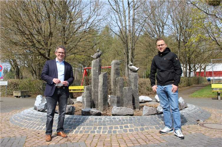 Direktkandidat Dr. Thorsten Rudolph mit Kai Dommershausen am Stromberger Entenbrunnen.Quelle: SPD Bendorf