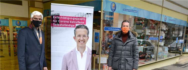 Direktkandidat Reiner Friedsam (li.) und Joachim Streit fordern rasche Hilfe für die existenziell betroffenen Einzelhändler und selbstständigen Unternehmer. Foto: Dieter Wind
