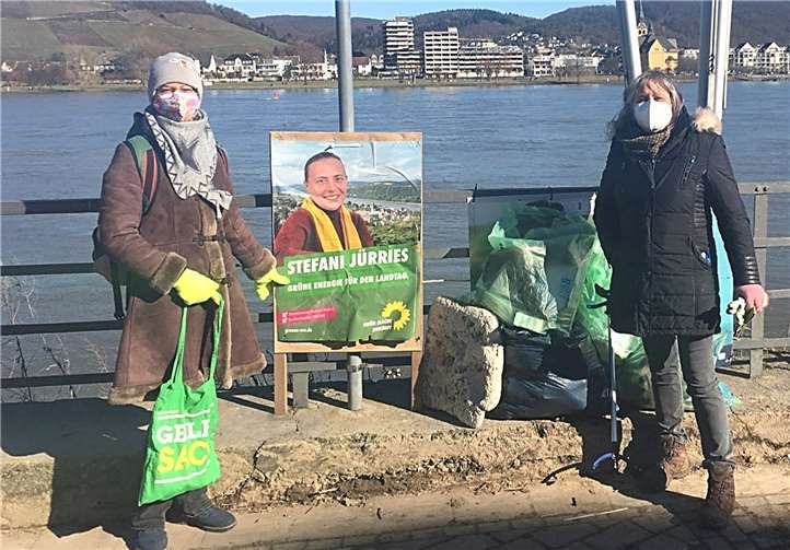 Direktkandidatin Stefani Jürries unterstützte Sabrina Kraus (re.) und Jutta Bruns (li.) vom Ortsverband der GRÜNEN in Bad Breisig bei ihrer Aufräumaktion am Rheinufer nach dem Hochwasser. Foto: BÜNDNIS 90/DIE GRÜNEN OV Bad Breisig