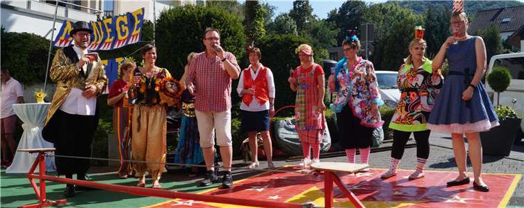 Direktor Peter Münzer und Rainer Jakobs, Vorsitzender der KG Blau-Weiss Schinnebröder, umrahmt von Mitarbeitern der Ahrtal-Residenz, haben sichtlich Spaß am bunten Zirkustreiben. Fotos: SEL