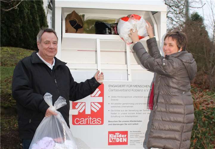 Direktor Raphael Klöppel vom Caritashaus St. Elisabeth und Caritasdirektorin Martina Best-Liesenfeld freuen sich, dass der Spendencontainer auf dem Koblenzer Arenberg sehr gut angenommen wird.Fotos: privat