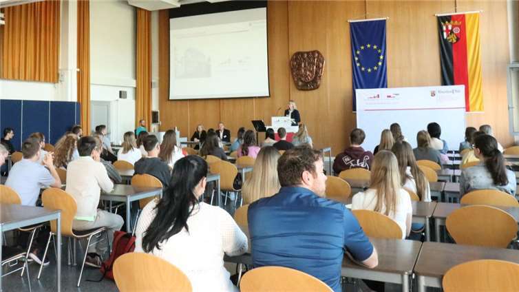 Direktorin Alice Schmidt begrüßt die Teilnehmer/-innen in der Aula.  Foto: HöV/ZVS Fuhrmann